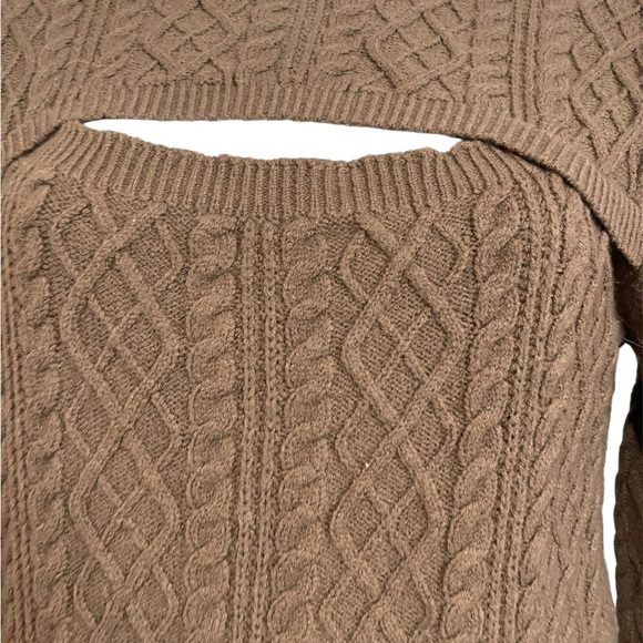 Sweater with cut out on front - Picture 2 of 3